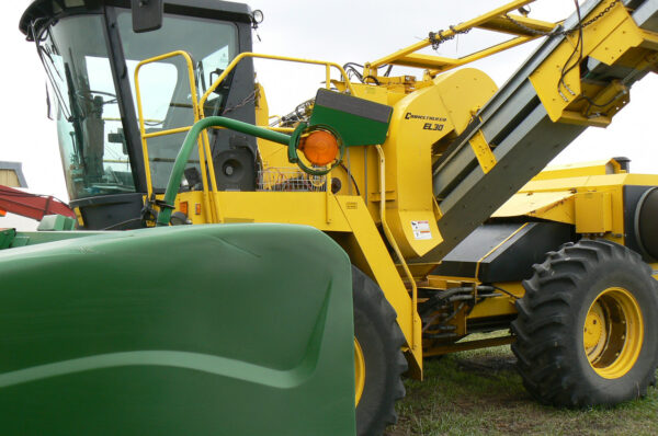 700-0025 Adapter: Oxbo Combine to John Deere Header