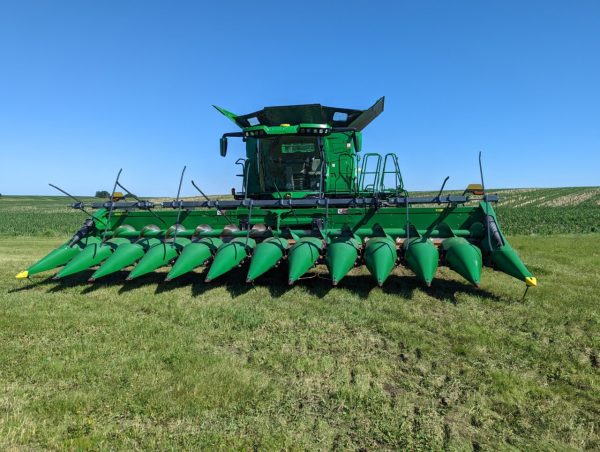 Heavy-duty corn reel mounted on a corn header