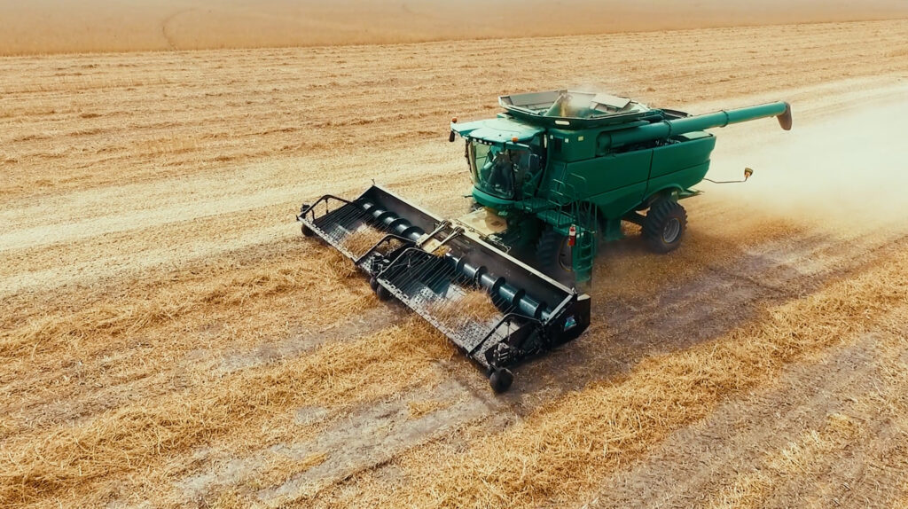 BISH Dual-Bed Pickup Header operating in a field.