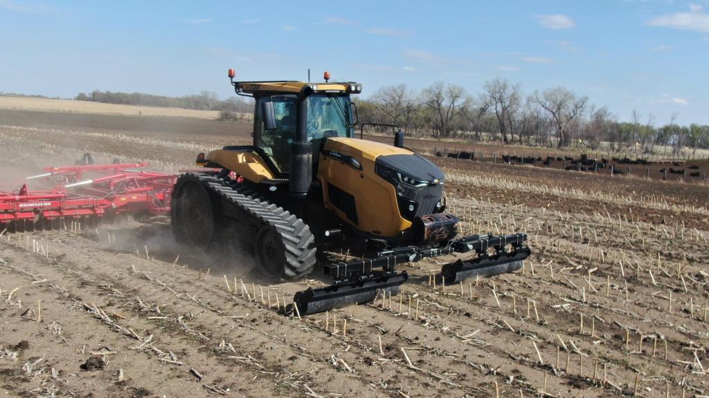 Fendt 900 Vario MT and Challenger MT700 tractor stalk rollers for corn residue management