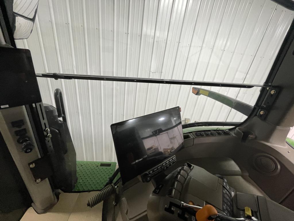 Detail of 2009 John Deere bottom window mounting rail