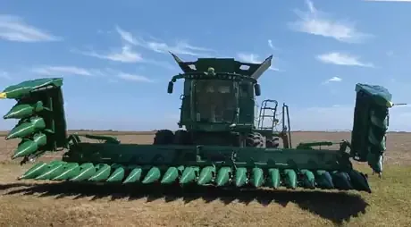 World’s largest folding corn header